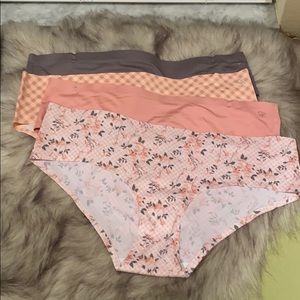 Jessica Simpson (4)no line panties , size M NWOT